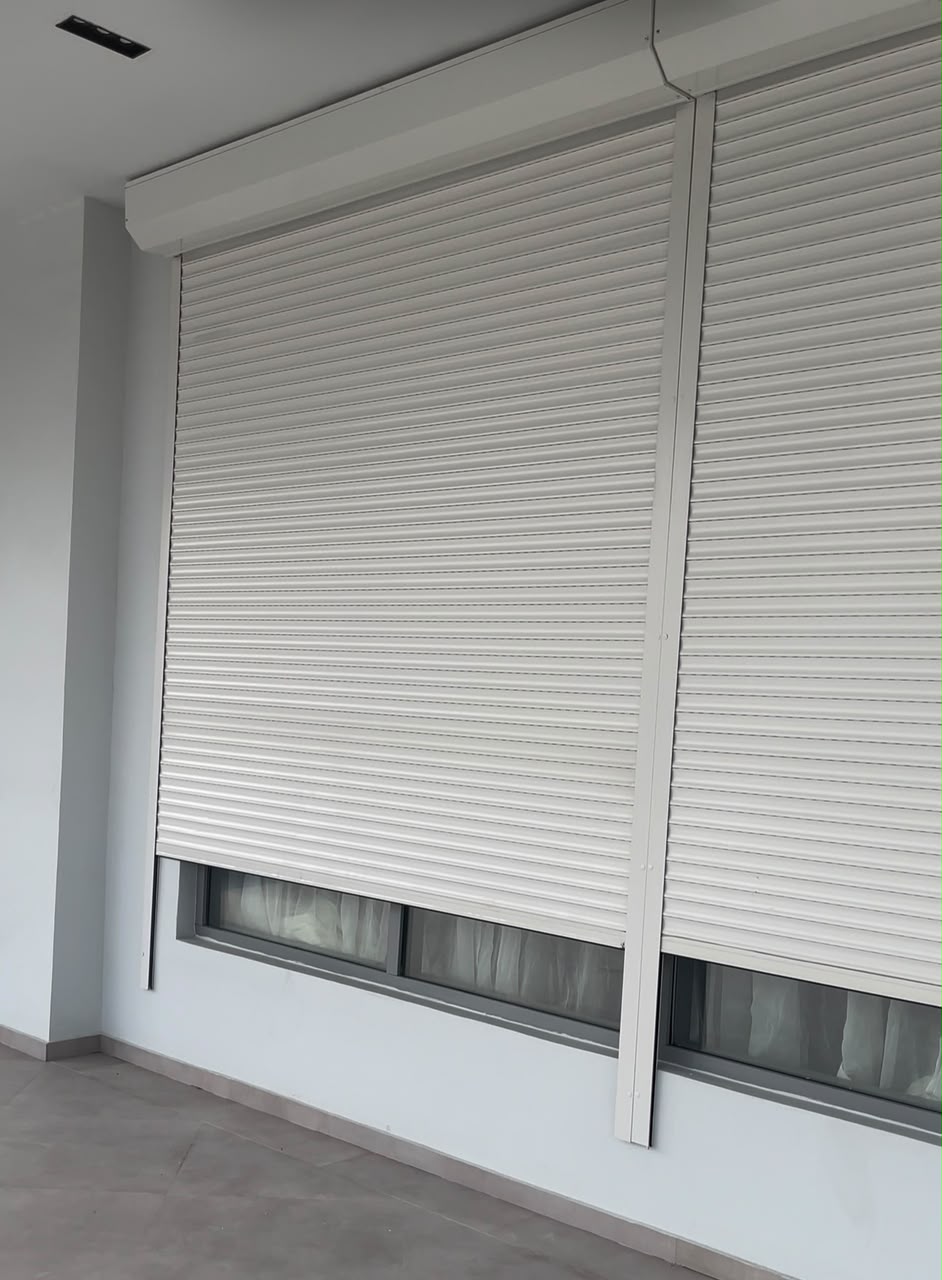 Motorised roller shutter installation, Lekki