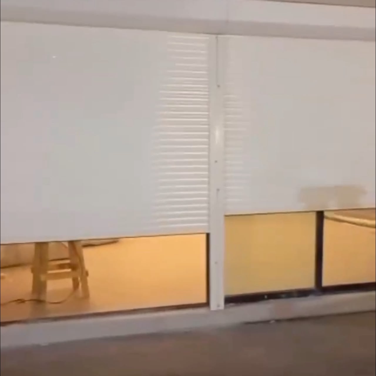 Motorised roller shutter installation, Lekki